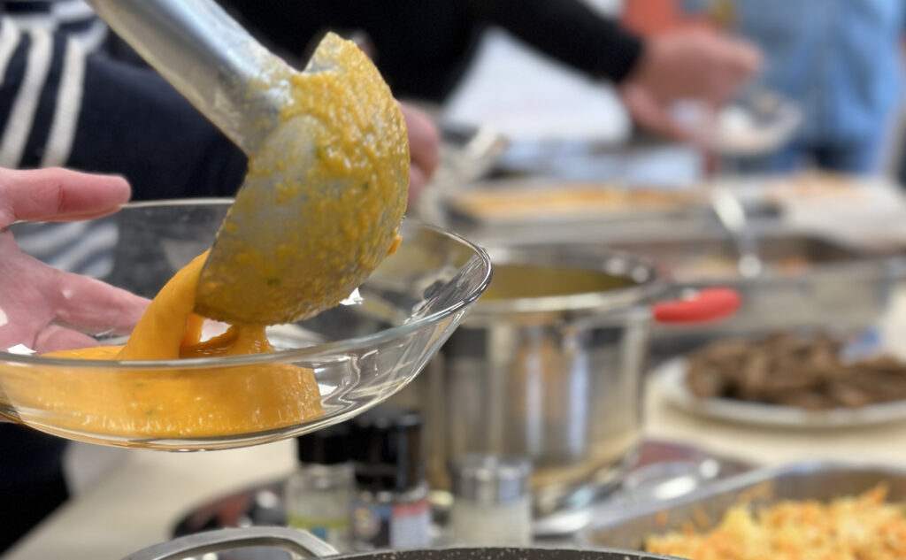 Une grosse louche de soupe bien chaude est délicatement versée dans une assiette